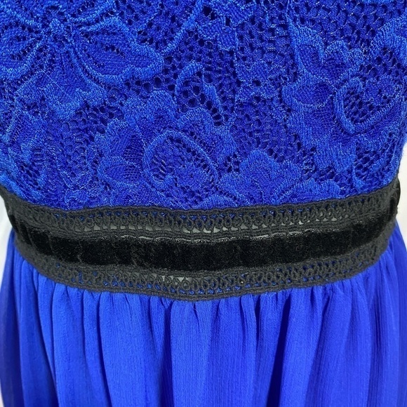 ⭐️DISNEY Snow White and the Seven Dwarfs Blue
Lace Dress - Picture 7 of 7